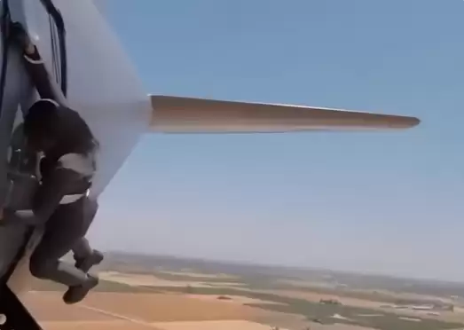 时速260公里!女博主徒手扒飞机:模仿汤姆·克鲁斯名场面