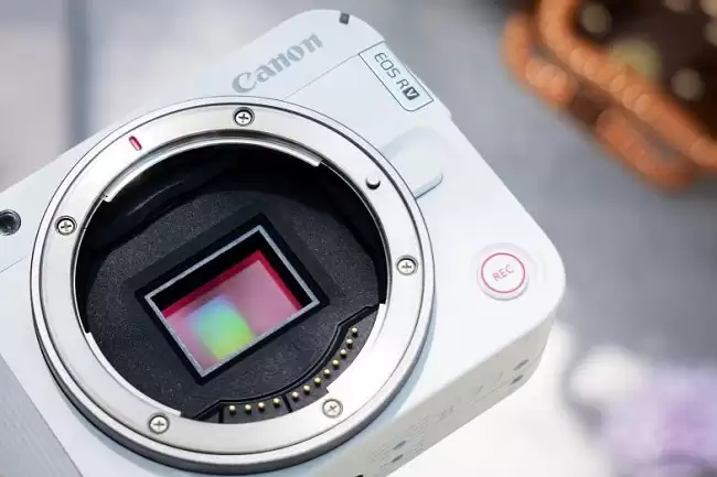 拍照用什么相机好?佳能R50V:轻巧、对焦快、人像好看就是标准答案