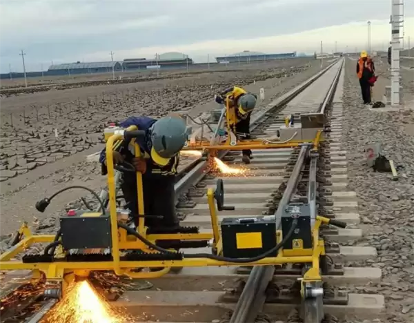 我国铁路道岔尖轨更换装置问世:作业效率提至三倍