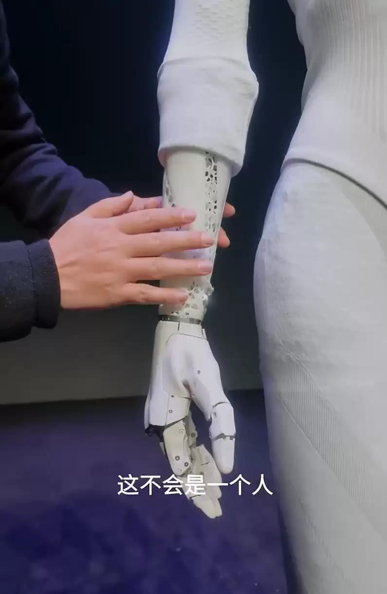 何小鹏发布一镜到底无剪辑视频,回应 IRON 机器人里“藏真人”质疑