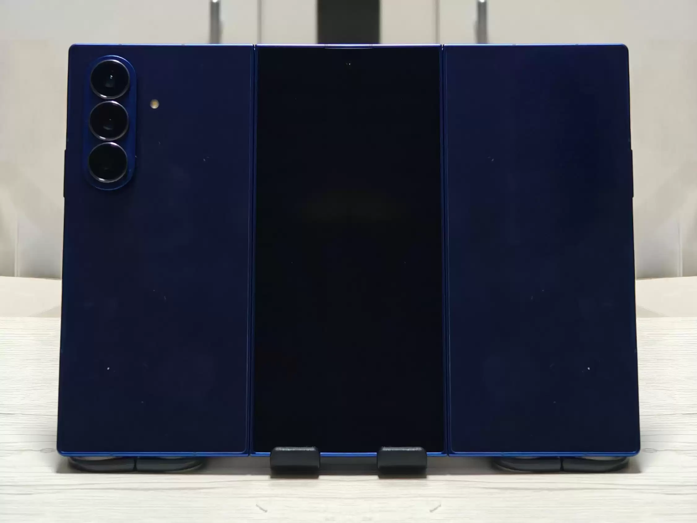 消息称三星首款三折叠手机至今只生产 2-3 万台，9 月生产计划并未如期推进