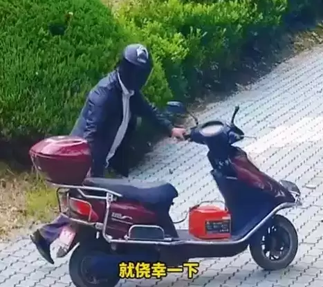 男子自带电瓶偷“僵尸车” 全程戴头盔实施 被抓后：拍不到脸以为抓不到