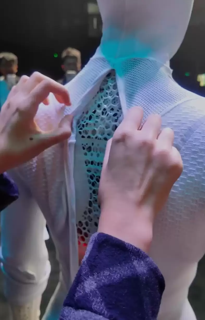 何小鹏发布一镜到底无剪辑视频,回应 IRON 机器人里“藏真人”质疑