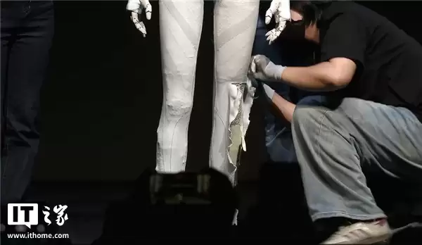 打破“真人伪装”谣言!小鹏直播剪开人形机器人 IRON 外衣、肌肉