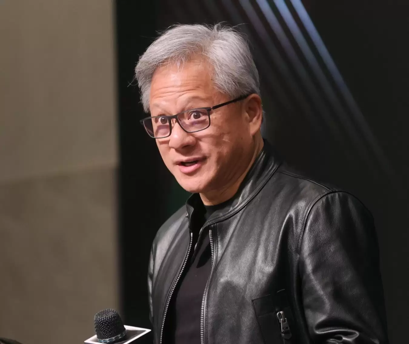 黄仁勋批评美国:中国将赢得 AI 竞赛