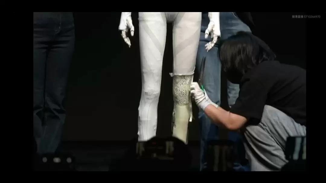 打破“真人伪装”谣言!小鹏直播剪开人形机器人 IRON 外衣、肌肉