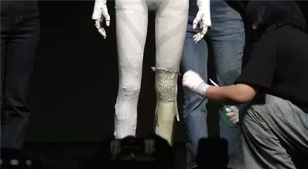 打破质疑！小鹏直播剪开机器人IRON外衣：里面不是真人