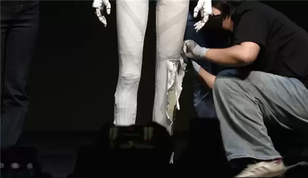 打破质疑！小鹏直播剪开机器人IRON外衣：里面不是真人