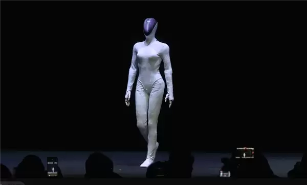 打破质疑！小鹏直播剪开机器人IRON外衣：里面不是真人