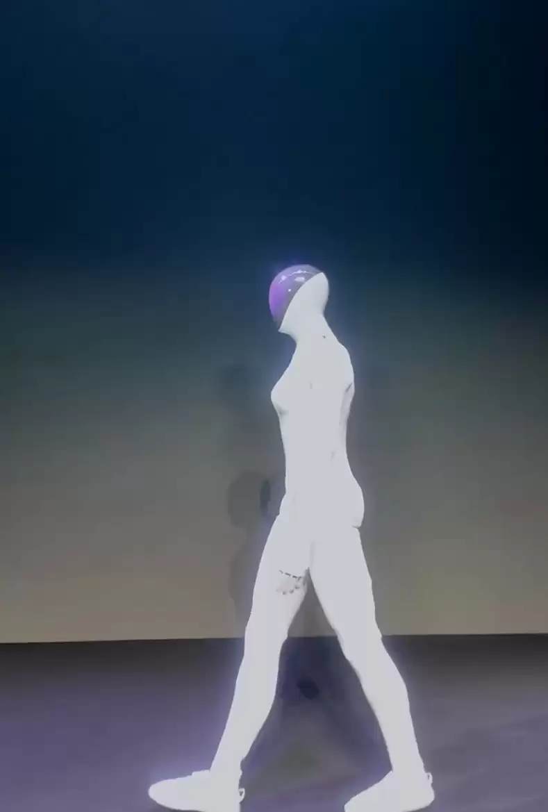 何小鹏发布一镜到底无剪辑视频,回应 IRON 机器人里“藏真人”质疑