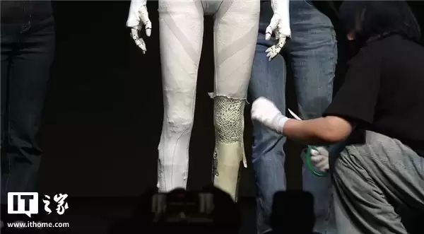 打破“真人伪装”谣言!小鹏直播剪开人形机器人 IRON 外衣、肌肉