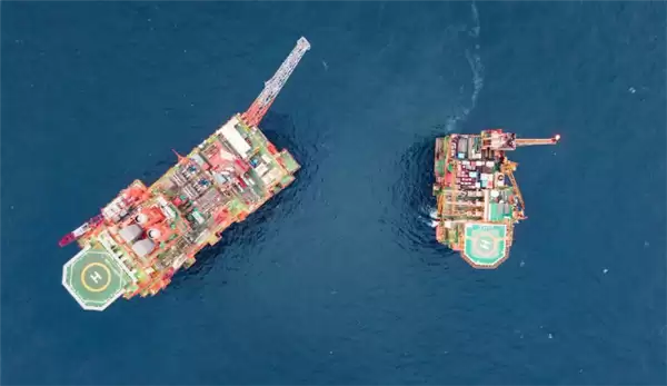 国产化率达95%!北部湾海域最大油气平台完成浮托安装