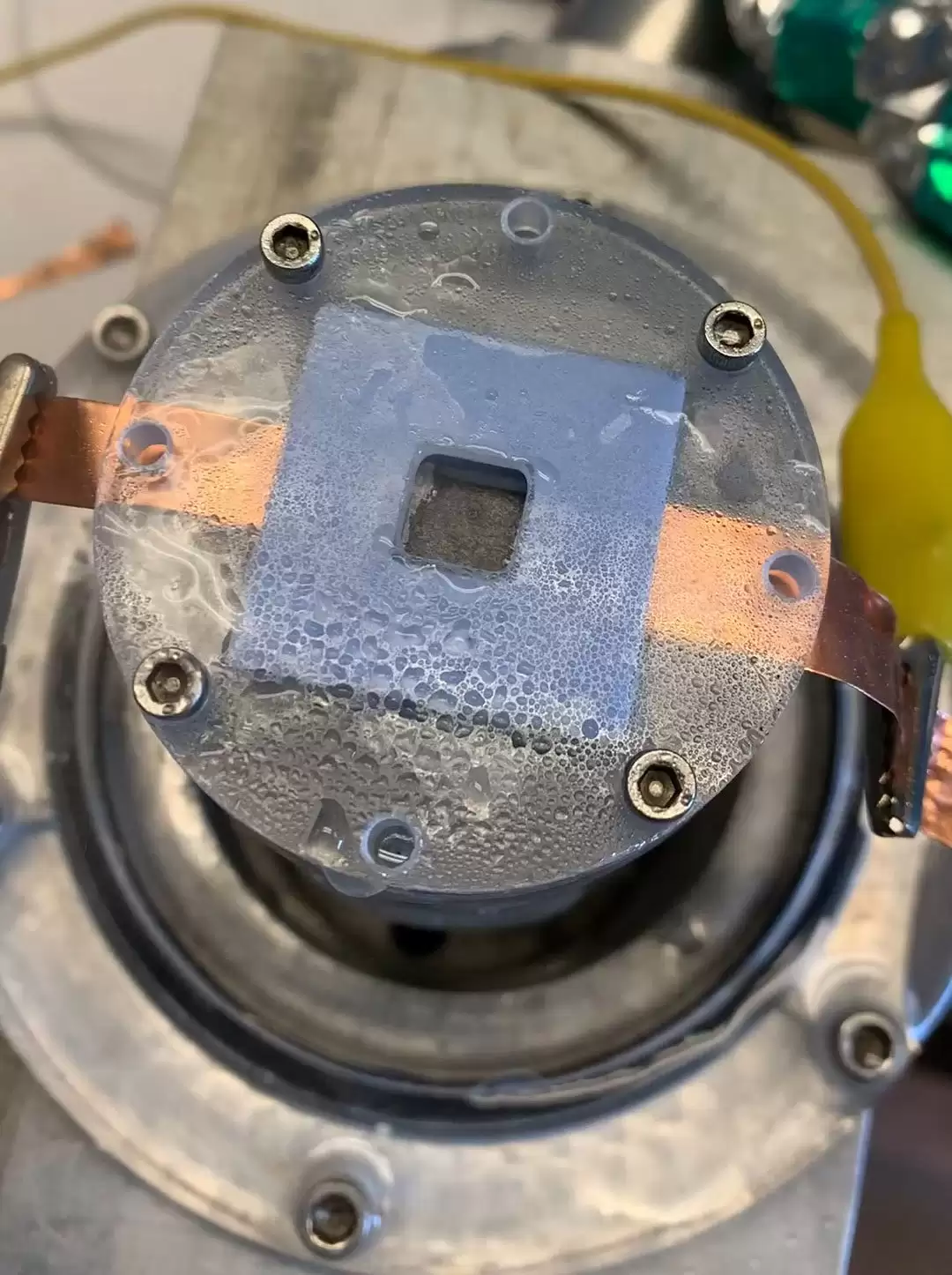 驾驭英伟达 4400W 功耗怪兽关键突破：AI 服务器“退烧”有方，已实现 800W / cm² 热通量