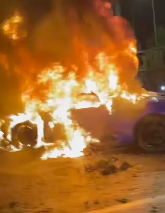 不止电动车会起火 成都一兰博基尼撞上绿化带后自燃烧成空壳