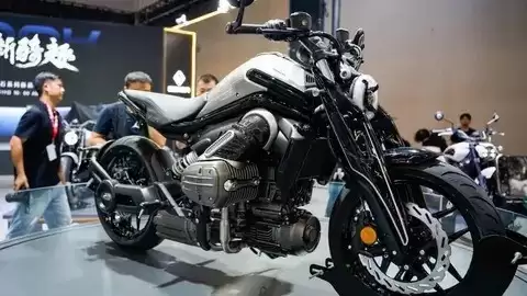 张雪携自研水平对置引擎亮相米兰车展