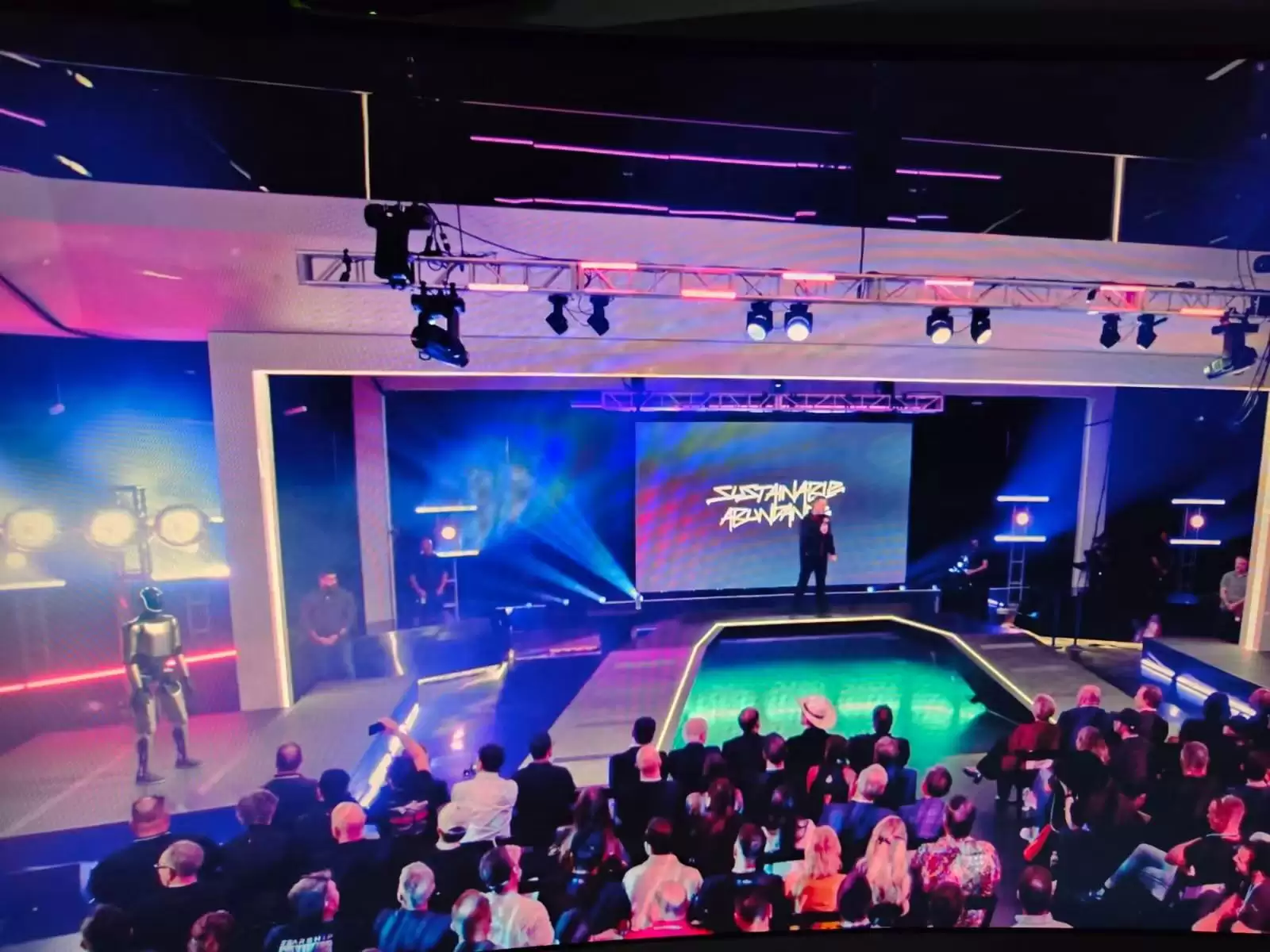 马斯克股东大会释放大量信息:特斯拉 FSD 将在华获批,或建巨型芯片工厂