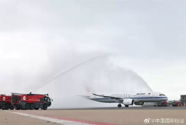 身披五星红旗!国航C919载旗首飞香港:民航最高礼仪水门迎接