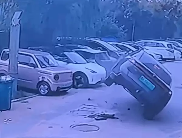 深蓝汽车压到地砖 连人带车被弹飞！网友：电池烂了都没起火