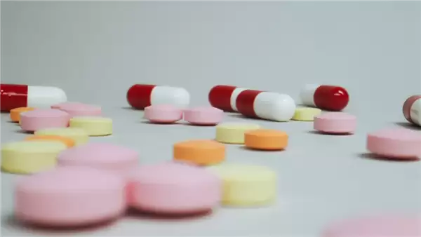 男子喉咙痛吃抗生素致真菌感染 医生：抗生素不是万能药