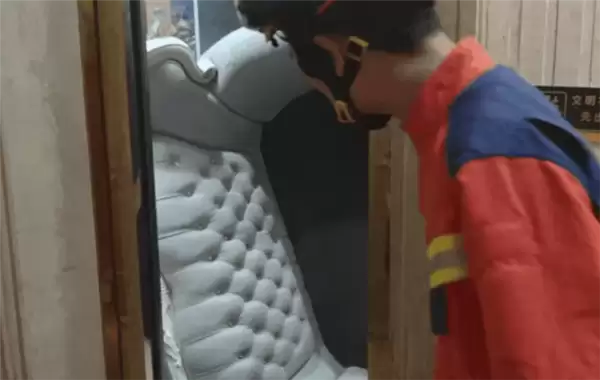 一对男女网购二手沙发 结果把电梯堵的严严实实 惊动119