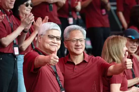 黄仁勋身着红色短袖现身台积电运动会 与魏哲家竖大拇指合影