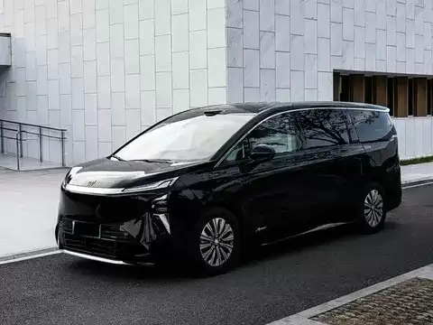 黑武士MPV实车曝光：5.26米巨无霸配空悬+插混双电机