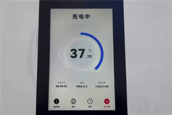 华为兆瓦闪充实测：三把枪同时插 功率接近2000kW！
