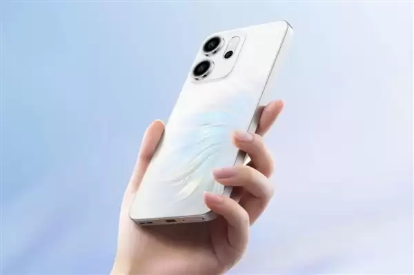 OPPO Reno15支持前后同拍实况图：女生试衣必备神器