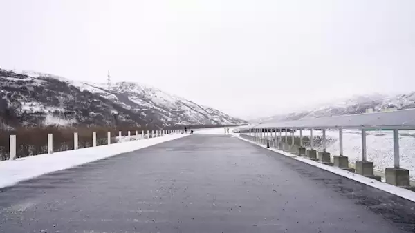 川西一高速铺上电热毯：冬天不用撒盐除雪 车辆全天通行