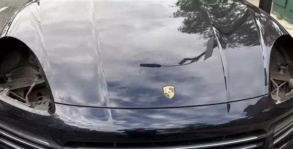 英国议员妻子的保时捷大灯在伦敦被偷 1小时后有人公开售卖