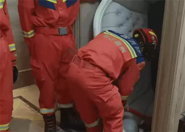 一对男女网购二手沙发 结果把电梯堵的严严实实 惊动119