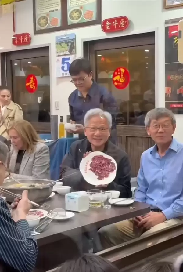 黄仁勋年内第四度造访中国台湾 打卡牛肉火锅店 边吃边卖萌