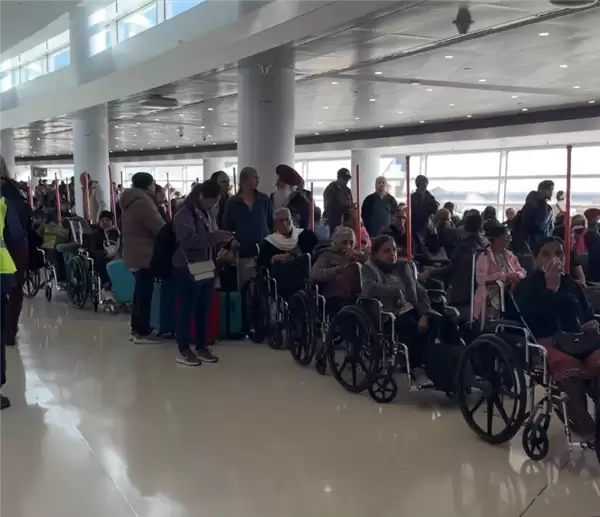 网友晒印度国际航班登机口奇观 乘客全都是坐轮椅排队