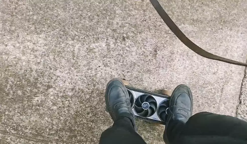 显-卡做的滑板：玩家将华硕ROG夜神RTX 5080装上滑轮，全程没有断裂