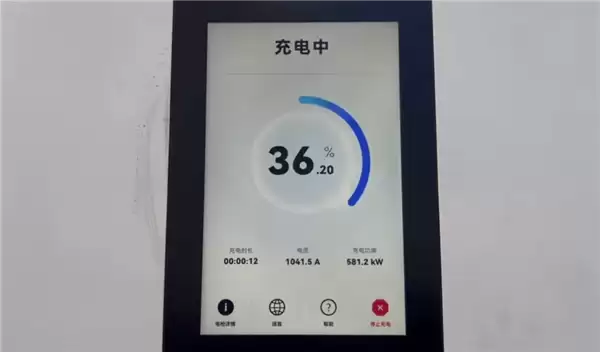 华为兆瓦闪充实测:三把枪同时插 功率接近2000kW!