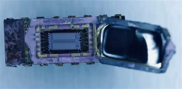 CPU收藏家开盖苏联制造K565RU3“鱼罐头头”芯片:逆向克隆自Intel