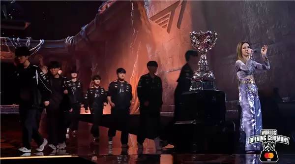 KT对战T1！《英雄联盟》S15总决赛开幕式：邓紫棋亮相演唱主题曲 首位中国歌手主唱
