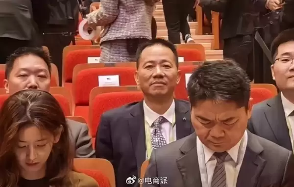 刘强东现身乌镇互联网大会：调侃记者把照片拍好看点儿！