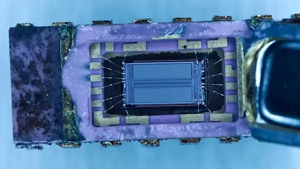 CPU收藏家开盖苏联制造K565RU3“鱼罐头头”芯片:逆向克隆自Intel