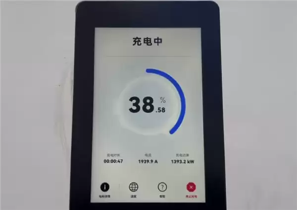 华为兆瓦闪充实测:三把枪同时插 功率接近2000kW!