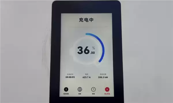 华为兆瓦闪充实测:三把枪同时插 功率接近2000kW!