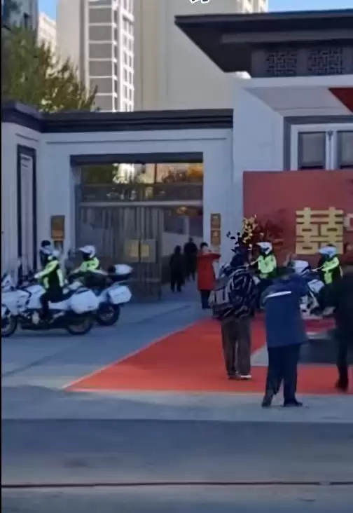 为婚庆车队开道 8人假扮骑警上高架快速路：均已受罚