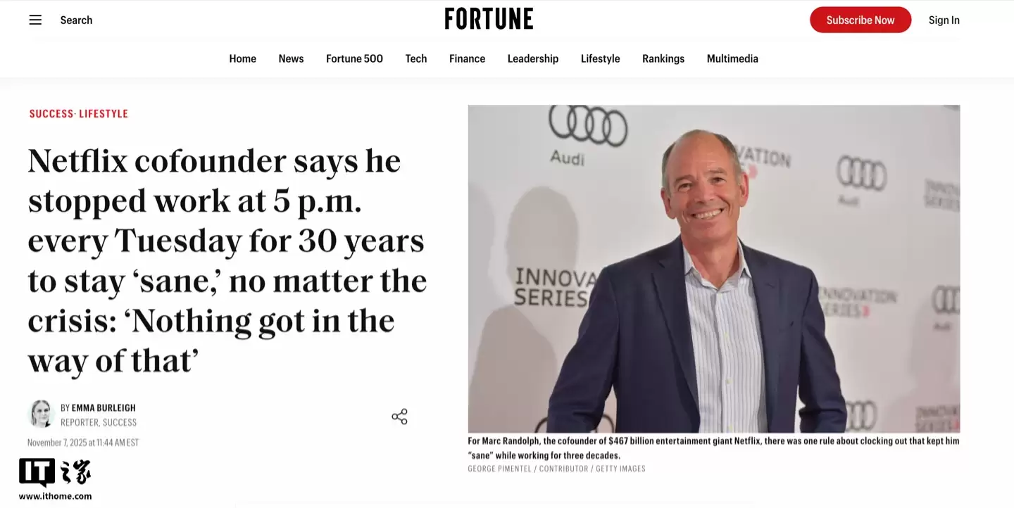 坚持 30 年，Netflix 联创马克·兰道夫每周二下午 5 点停止工作以保持“理智” /></p><p>《财富》杂志在7日的报道中提到，兰道夫曾在一则领英动态中写道：“在我整个职业生涯中，始终努力维持着工作与生活之间的平衡。过去三十多年，我一直严格遵守周二的时间界限。不管遇到什么情况，我都会在下午5点准时下班，和最好的朋友共度夜晚时光。我们会一起看电影、共进晚餐，或是在市中心悠闲散步。”</p><p>对创始人和CEO而言，设定严格的工作界限其实相当困难——有时需要参加跨时区客户的深夜会议，或者在紧急情况下随时待命。</p><p>然而，即使在担任Netflix CEO的七年时间里，兰道夫依然坚守着周二的例外原则，以此来保持心理健康。</p><p>兰道夫坦言：“没有任何事情能够打破这个规矩。没有会议、没有电话、没有最后一刻的请求。如果有人在周二下午4点55分有事要说，最好在去停车场的路上说完。即便发生危机，我们也会在5点前解决。那些周二的夜晚让我保持理智，也让我对其他工作有了更清晰的认识。”</p><p>不过，也有一些创始人的观点恰恰相反，他们认为做一个工作狂才是成功的关键。Scale AI联合创始人卢西·郭通常凌晨5点30分就开始工作，一直持续到午夜。年仅30岁的她，凭借在估值290亿美元（注：现汇率约合2065.92亿元人民币）的Scale AI持有的5%股份，成为了白手起家的亿万富翁。如果没有她的高强度工作作风，可能根本无法达到这样的高度。</p><p>郭今年早些时候对《财富》表示：“我可能没有什么工作与生活平衡可言。”她补充道，那些追求平衡的人或许不适合自己的工作。“对我来说，工作并不觉得像工作，我热爱自己的工作……如果你觉得需要工作与生活平衡，也许你并不适合这份工作。”</p><p>市值81亿美元的AI芯片公司Cerebras联合创始人兼CEO安德鲁·费尔德曼表示，员工可以通过朝九晚五的作息享受美好生活，但如果想打造下一个独角兽公司或改变行业格局的产品，按传统工作时间表无法走得很远。</p><p>费尔德曼在上个月的20VC播客中坦言：“有人认为每周工作38小时、保持工作与生活平衡就能取得非凡成就，我实在难以理解，这在任何领域都不成立。从无到有创造新事物，并让它变得伟大，这不是兼职工作，也不仅仅是每周30、40、50小时，而是每一个清醒的时刻。当然，这样做也需要付出代价。”</p><p>全速运转、不停工作的生活方式已成为一些CEO的荣誉象征，但也有人提醒要注意节制。摩根大通的杰米·戴蒙鼓励新一代商业领袖，为了人际关系和身心健康，要懂得抽离工作。</p><p>戴蒙去年在乔治城大学Psaros金融市场与政策中心对学生表示：“你需要做到工作与生活平衡。摩根大通告诉员工，你必须照顾好自己的心智、身体、精神、灵魂、朋友和健康，你真的必须这样做。”</p><p>Whole Foods CEO杰森·布歇尔也不愿自己过度工作。尽管他经常出差，每天至少参加10次会议，但他每年都会充分休完带薪假。他还在公司内部实施措施，确保自家市值137亿美元的连锁超市所有员工都能休完假期，限制可累积的加班小时数。</p><p>布歇尔去年对《财富》表示：“真的迫使人们使用带薪假……最终实现良好的工作与生活平衡。我认为，为自己树立榜样非常重要。”</p>            </div>
            <span class=