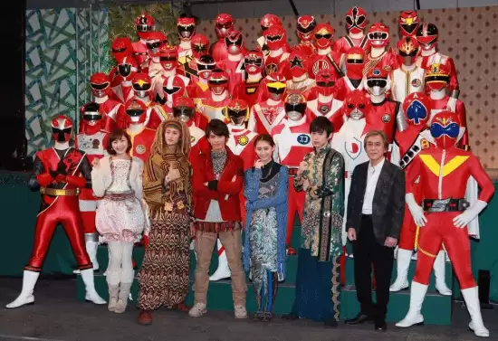 超级战队停播在即，金属英雄卡邦重启接档