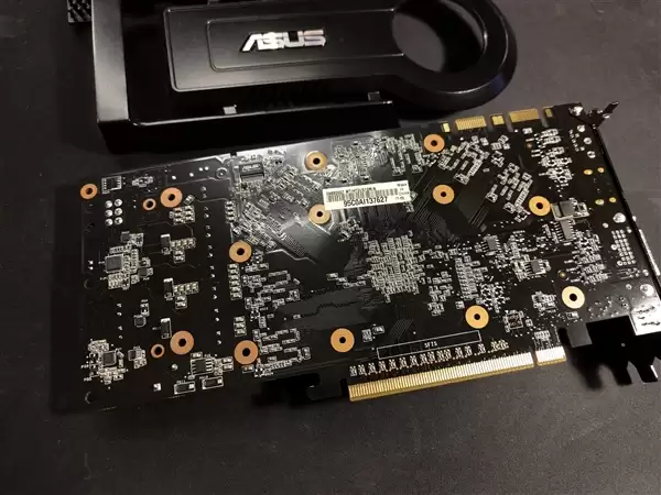 拆开后触目惊心！被吸烟者用了17年的9800GT显卡：看一眼感觉要得肺癌