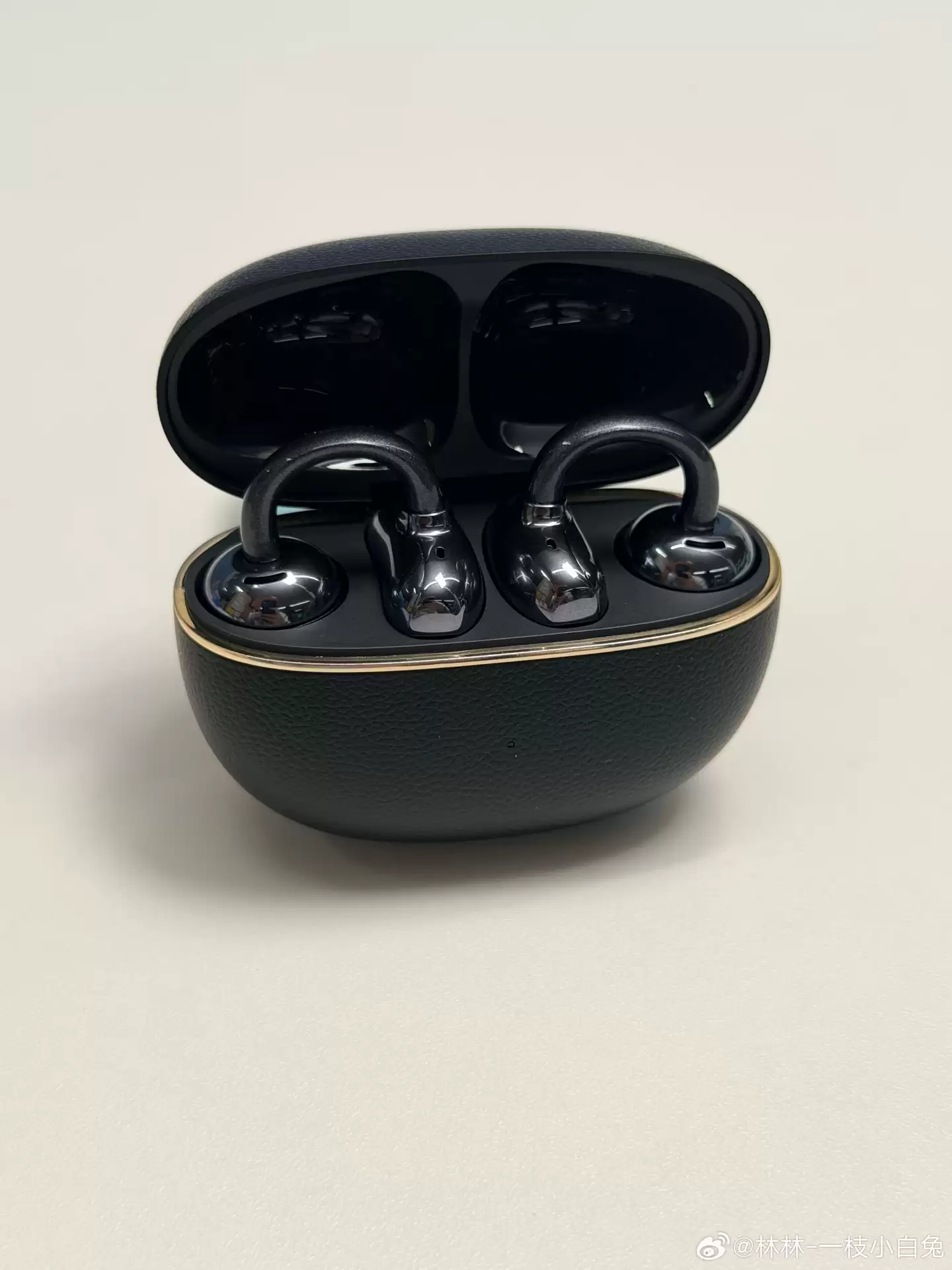 荣耀自研耳夹式耳机明年推出，亲选耳机 2 Pro 新品外观 / 功能曝光