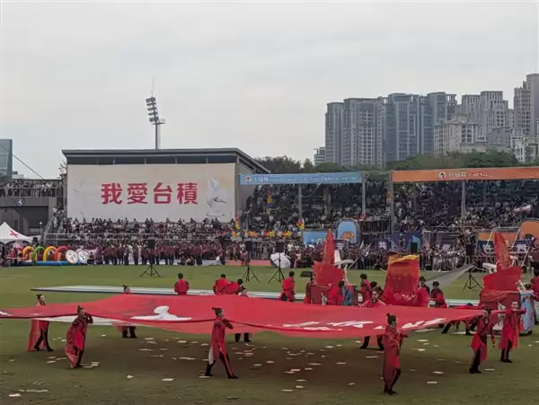 满满的爱!黄仁勋参加台积电运动会:大喊“台积电我爱你 我也是你们的家人” h=