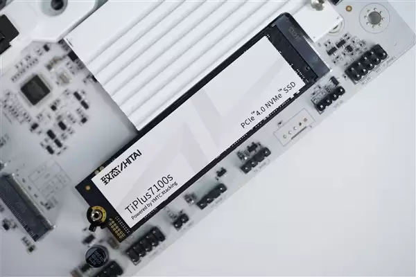 疾速7400MB/s！长江存储致态TiPlus7100s 2TB SSD图赏