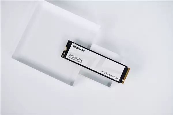 疾速7400MB/s！长江存储致态TiPlus7100s 2TB SSD图赏