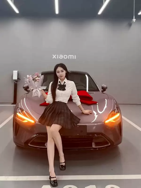 小米SU7女车主穿JK求合影引热议
